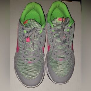 Nike women’s tennis shoes, sz10